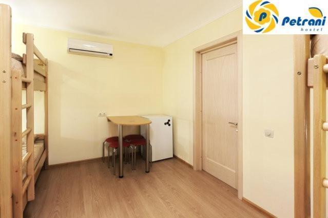 Petrani Hostel Kiev Bagian luar foto