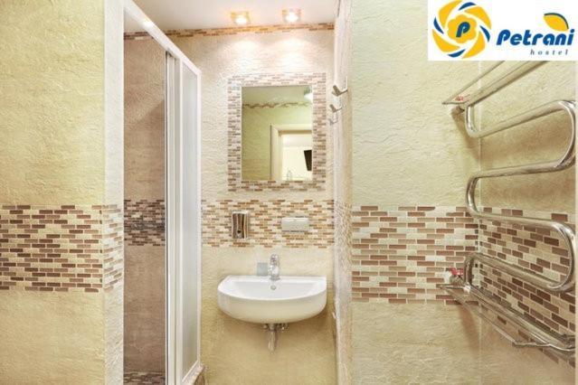 Petrani Hostel Kiev Bagian luar foto