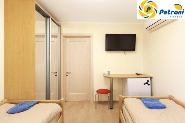 Petrani Hostel Kiev Bagian luar foto